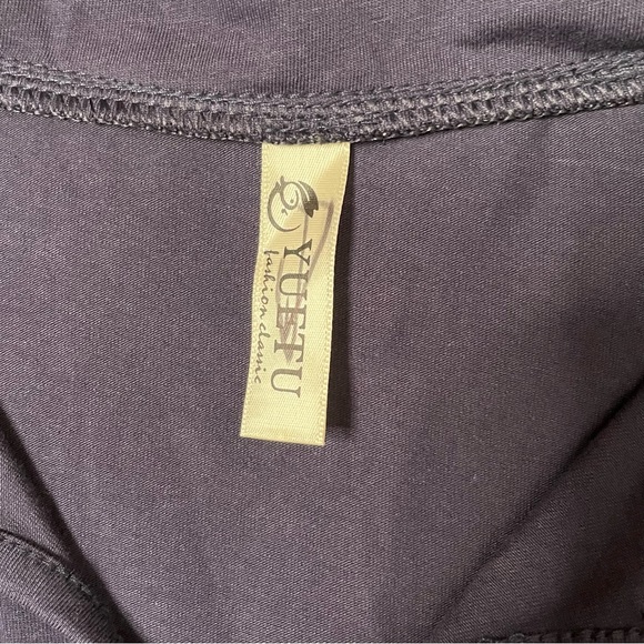 Yuetu bird embroidered keyhole top - Picture 5 of 6